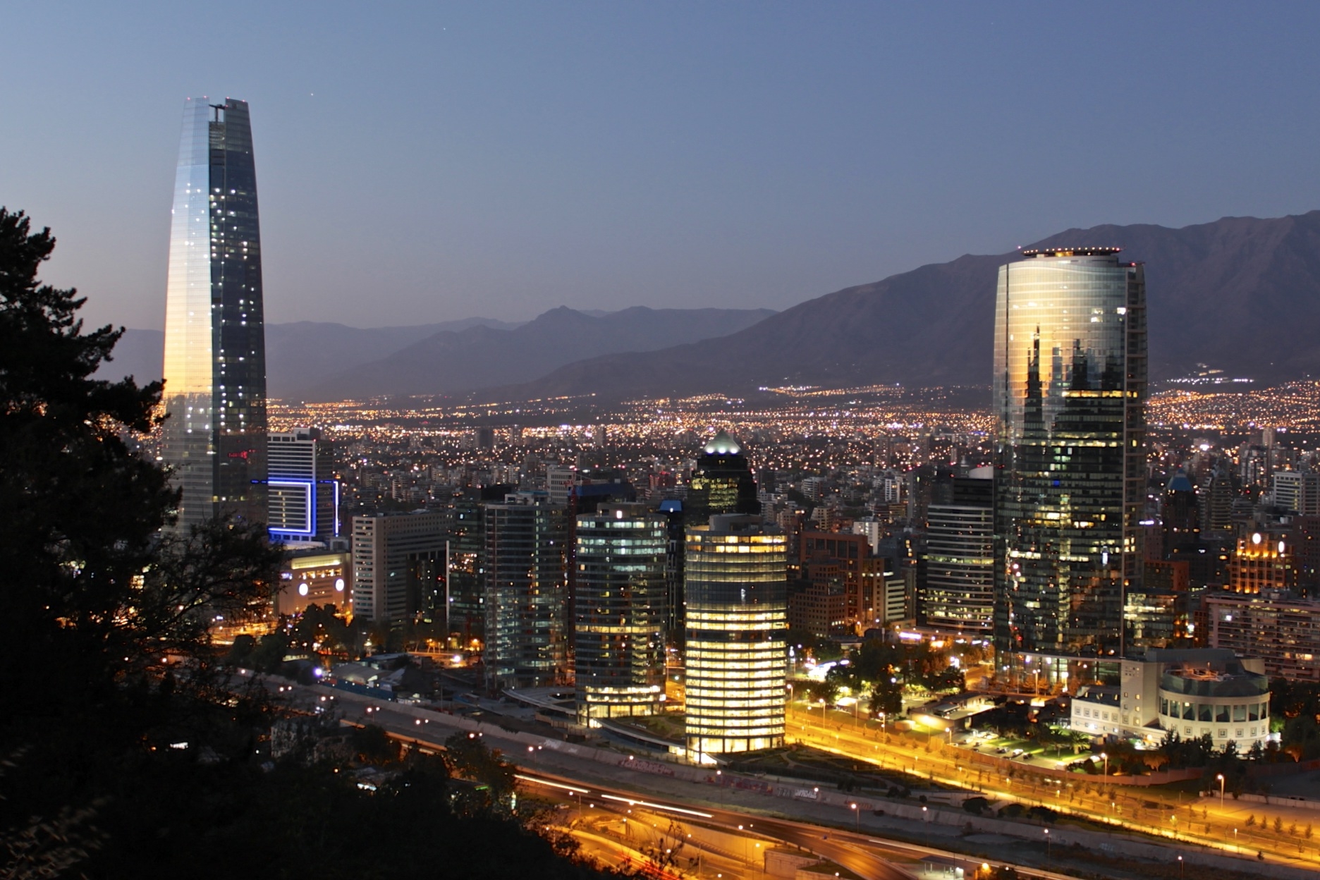 Imagen nocturna de santiago